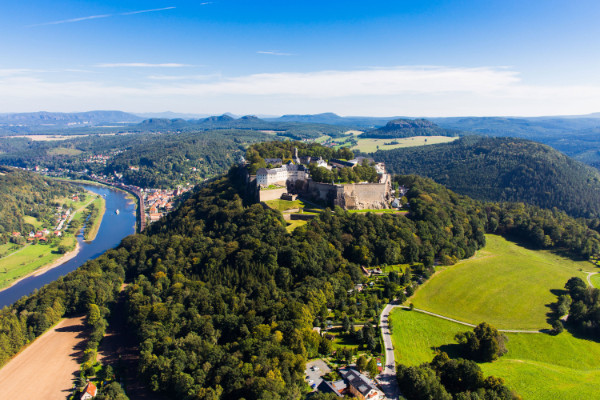 La Fortezza di Königstein dall'alto, la Valle dell'Elba e la Svizzera Sassone sullo sfondo. La Fortezza di Königstein dall'alto, la Valle dell'Elba e la Svizzera Sassone sullo sfondo. 
© Frank Lochau